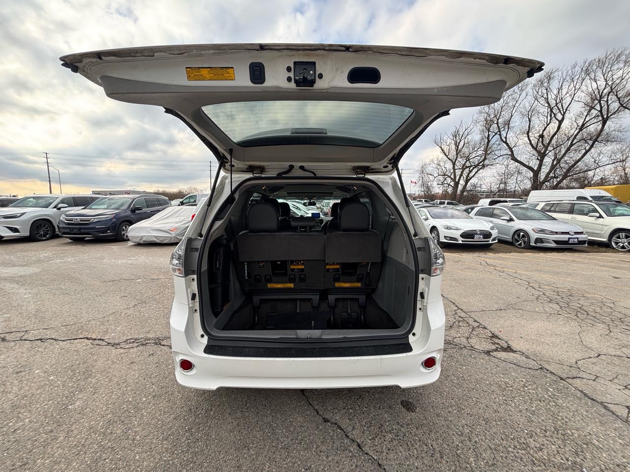 2014 Toyota Sienna SE 8-Pass FWD Photo