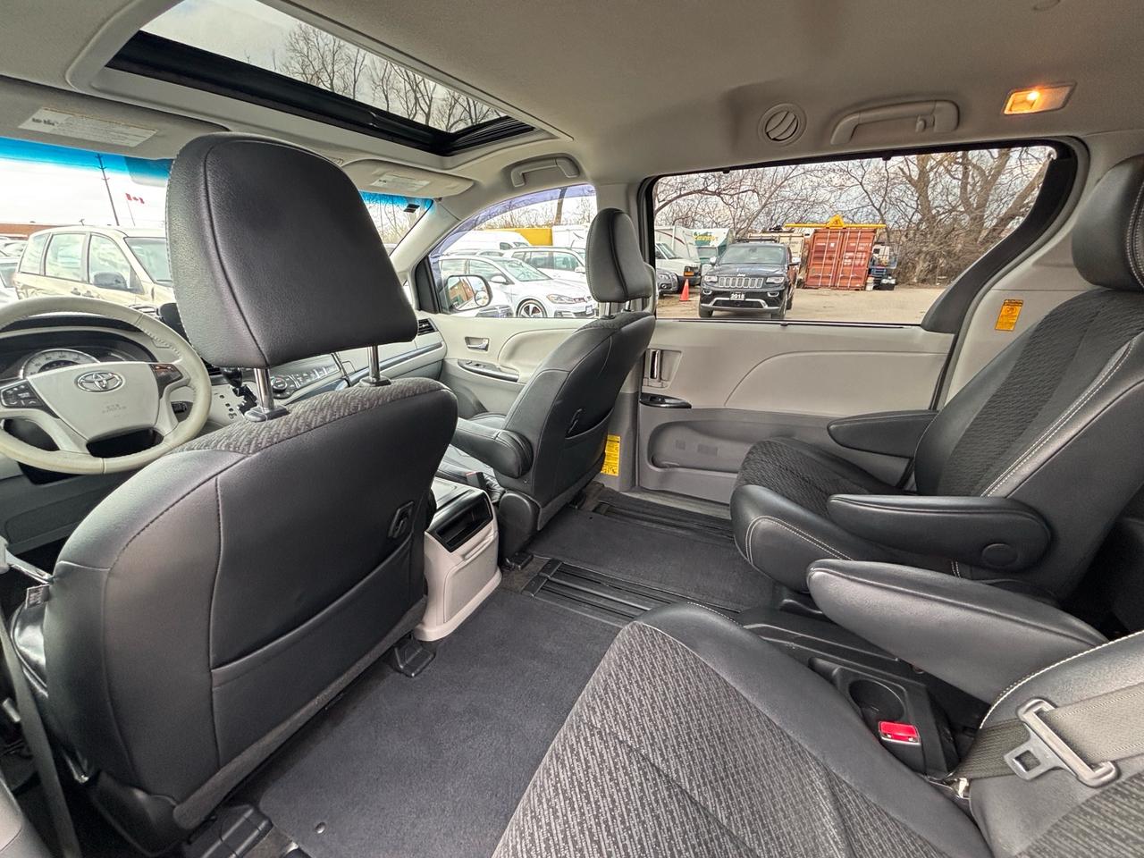 2014 Toyota Sienna SE 8-Pass FWD Photo