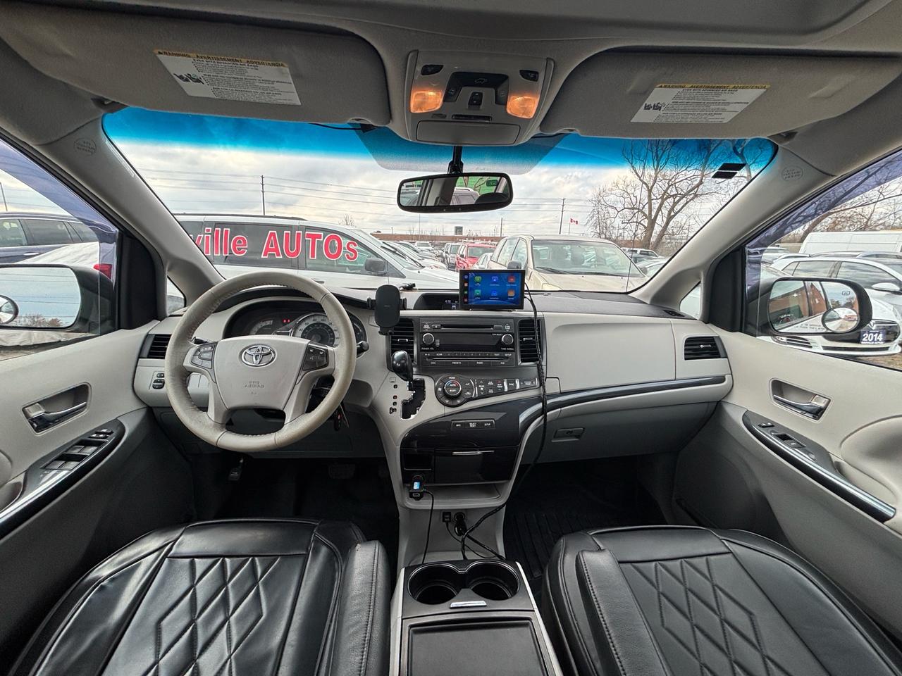 2014 Toyota Sienna SE 8-Pass FWD Photo