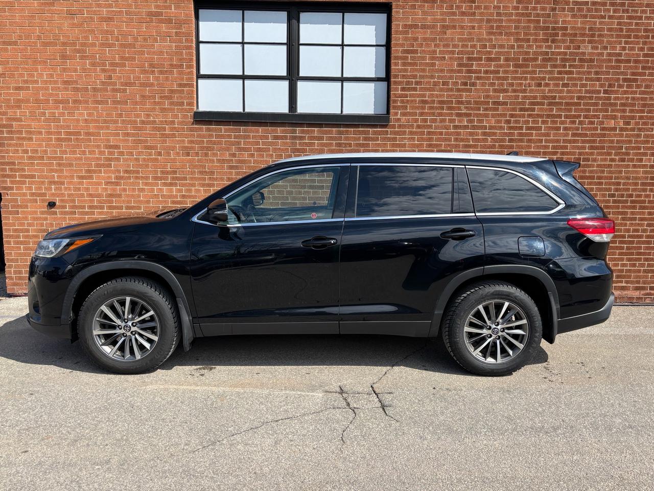 2019 Toyota Highlander AWD XLE, 8 Passenger, Navi, Photo