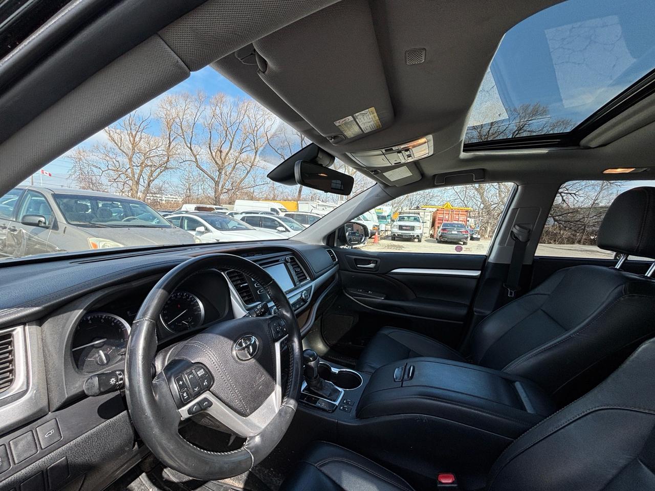 2019 Toyota Highlander AWD XLE, 8 Passenger, Navi, Photo