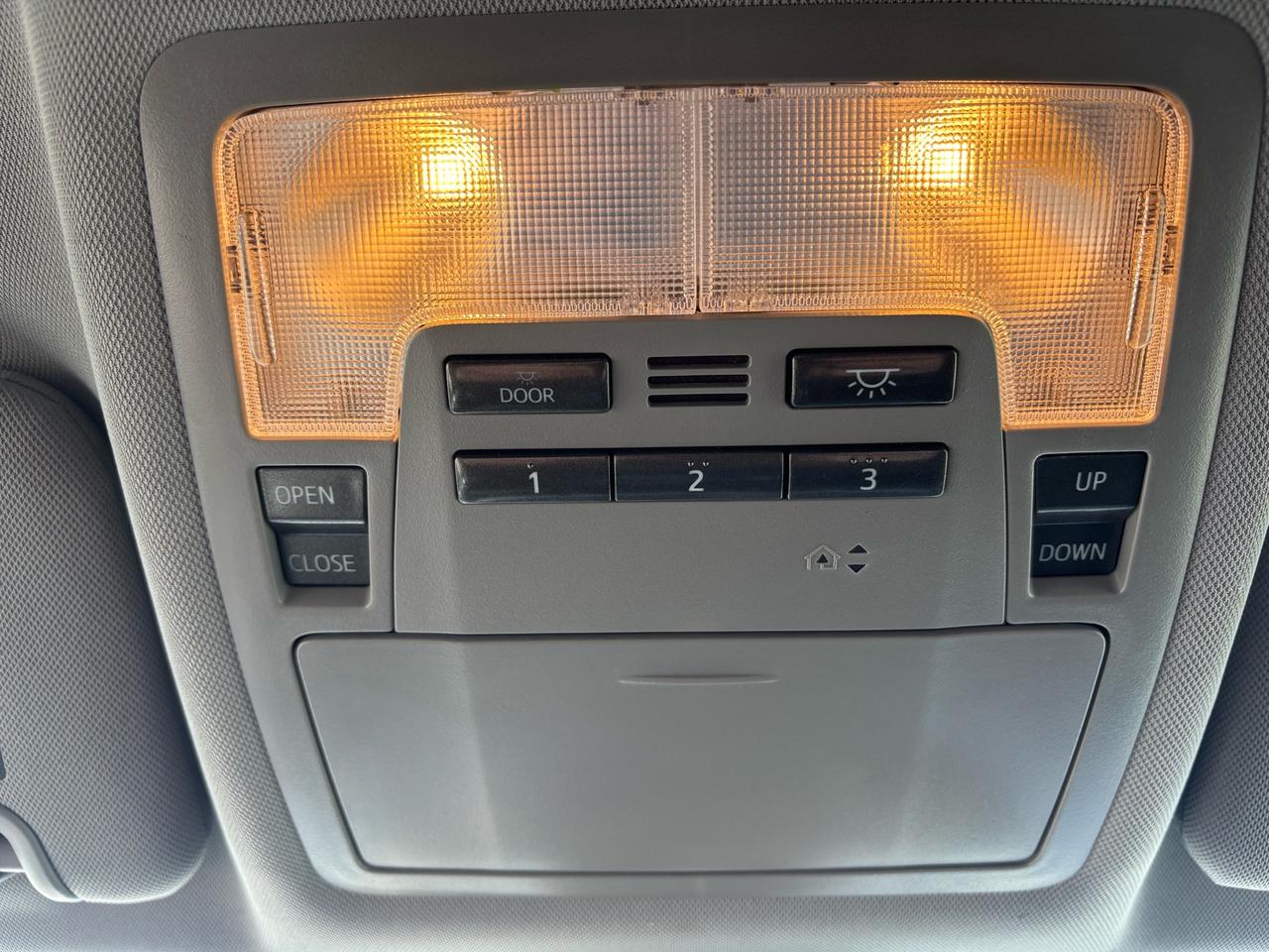 2019 Toyota Highlander AWD XLE, 8 Passenger, Navi, Photo