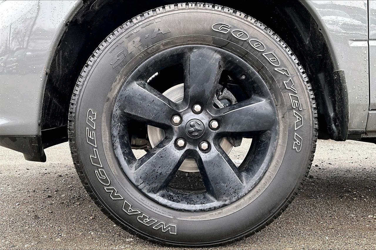 2022 RAM 1500 Classic Ceramic Grey Crew | 5.7 V8 | Max Tow | 4X4 Photo