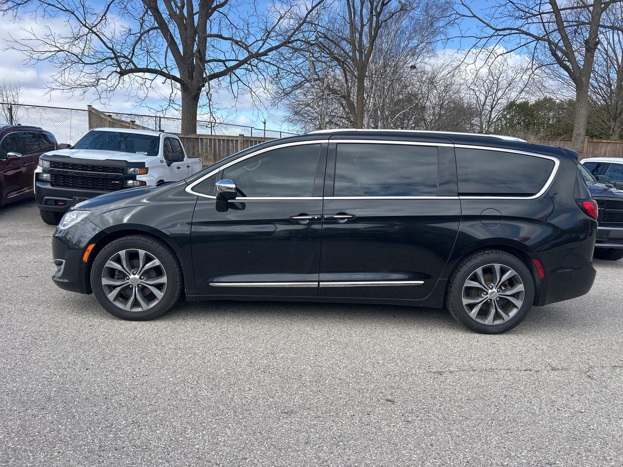 2017 Chrysler Pacifica LTD, SUNROOF, REMOTE START, LEATHER, BACK UP CAM! - Photo #3