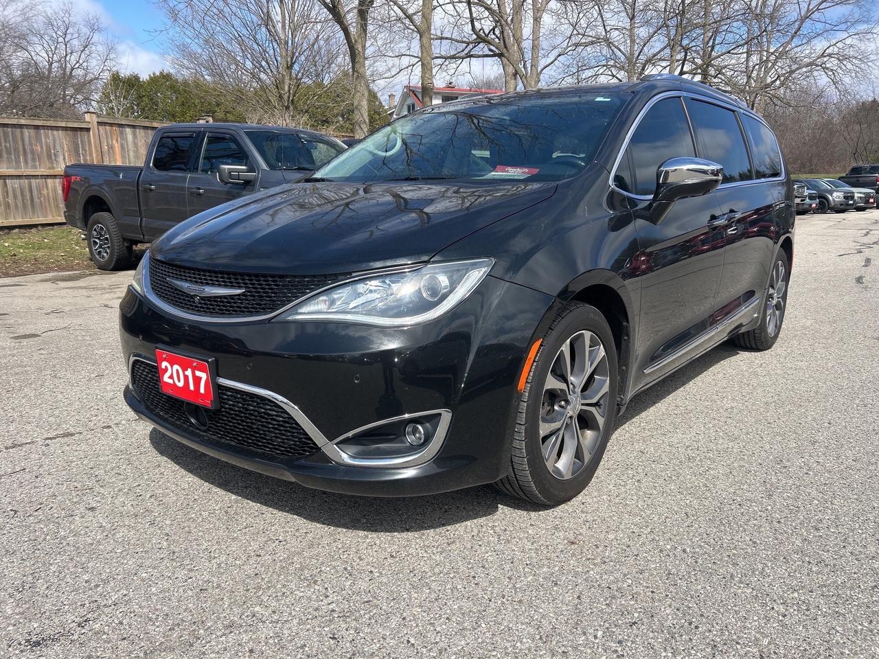 2017 Chrysler Pacifica LTD, SUNROOF, REMOTE START, LEATHER, BACK UP CAM! - Photo #2