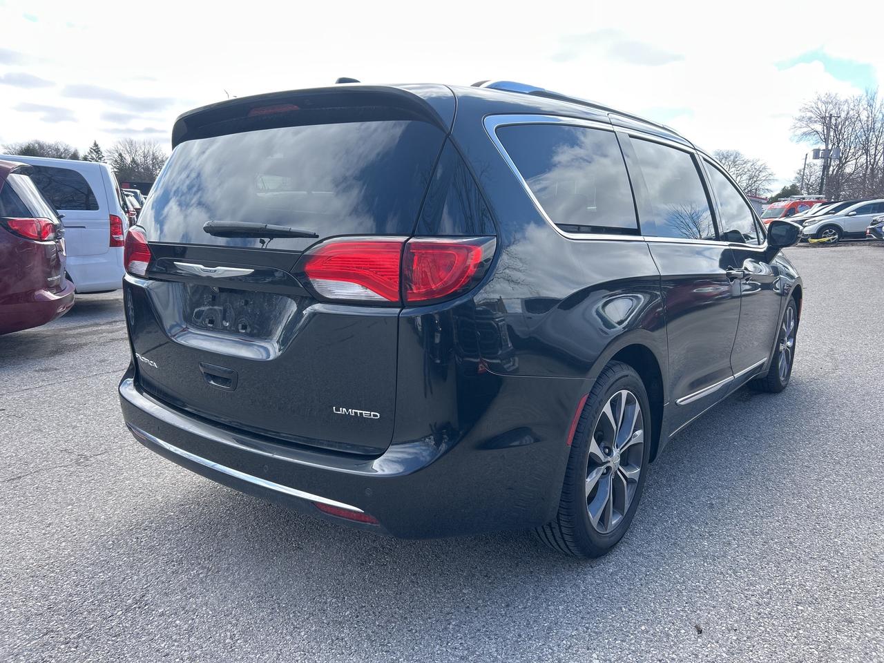 2017 Chrysler Pacifica LTD, SUNROOF, REMOTE START, LEATHER, BACK UP CAM! - Photo #6