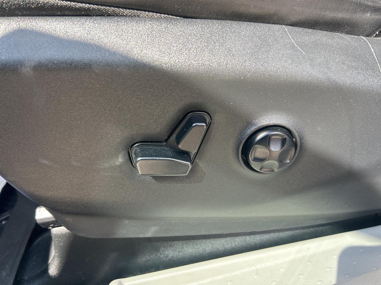 2017 Chrysler Pacifica LTD, SUNROOF, REMOTE START, LEATHER, BACK UP CAM! - Photo #16