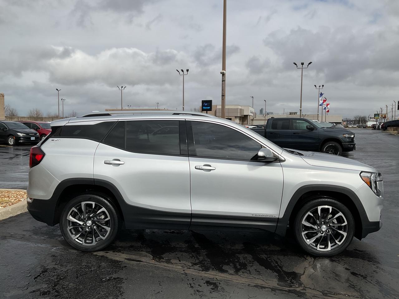 2022 GMC Terrain LEATHER / DUAL PANE SUNROOF /  CARPLAY / AWD Photo3