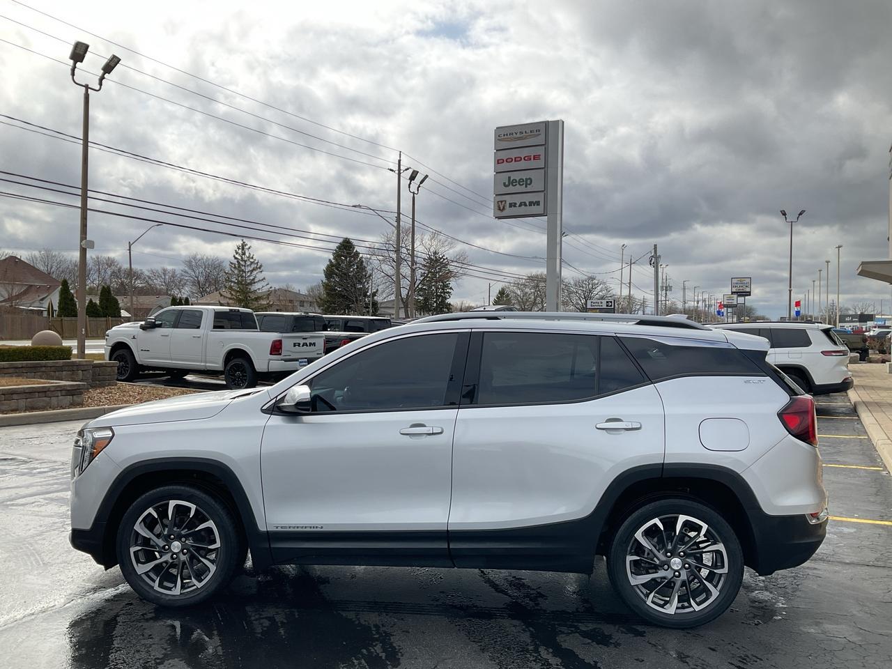 2022 GMC Terrain LEATHER / DUAL PANE SUNROOF /  CARPLAY / AWD Photo