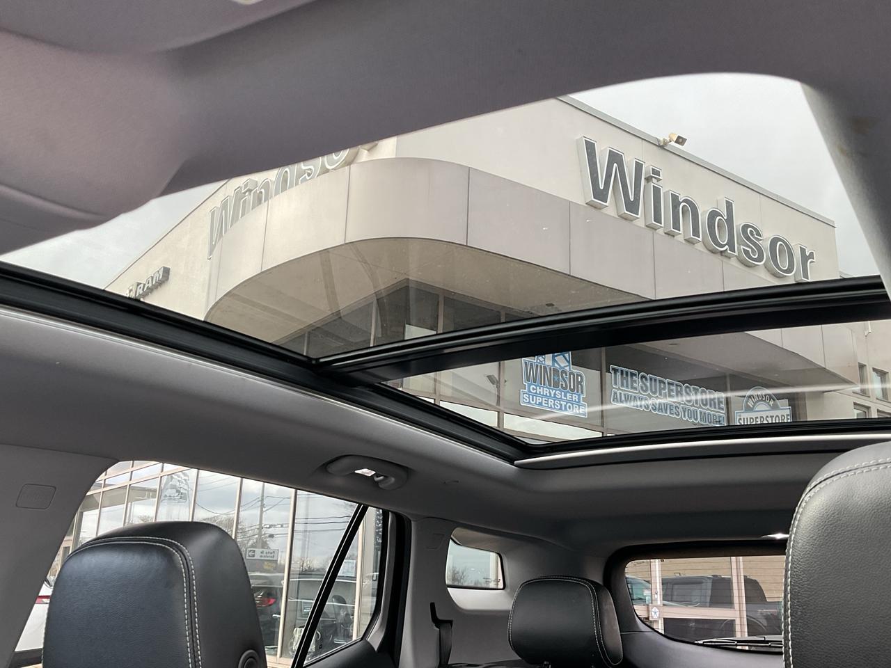 2022 GMC Terrain LEATHER / DUAL PANE SUNROOF /  CARPLAY / AWD Photo