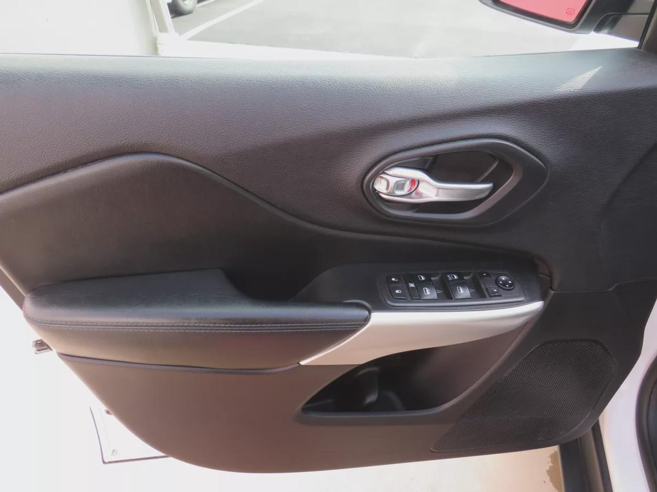 2019 Jeep Cherokee Sport | Safety Certified | 4WD | Trailer Hitch | Alloy Rims | Heated Seats | Dual Climate Control | Digital Touchscreen Photo