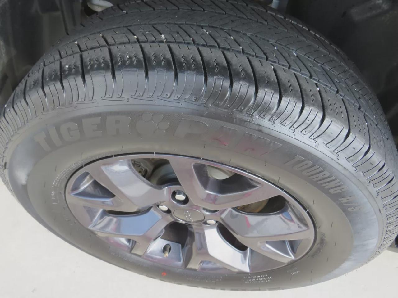 2019 Jeep Cherokee Sport | Safety Certified | 4WD | Trailer Hitch | Alloy Rims | Heated Seats | Dual Climate Control | Digital Touchscreen Photo