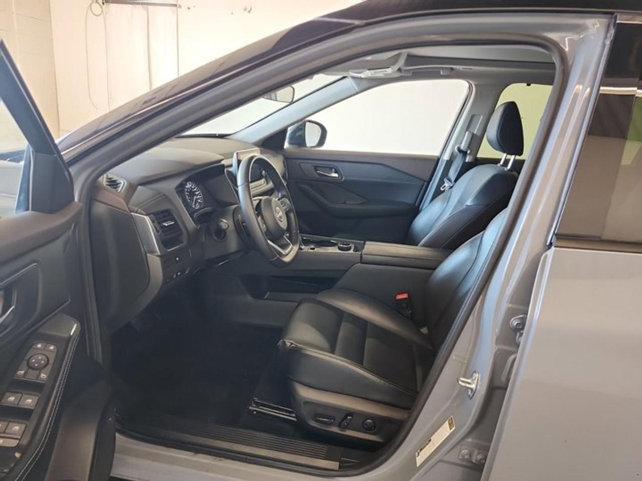 2023 Nissan Rogue SV Midnight Edition AWD | Leather | Pano Roof | Heated Seats + Steering | Remote Start | and More ! Photo2