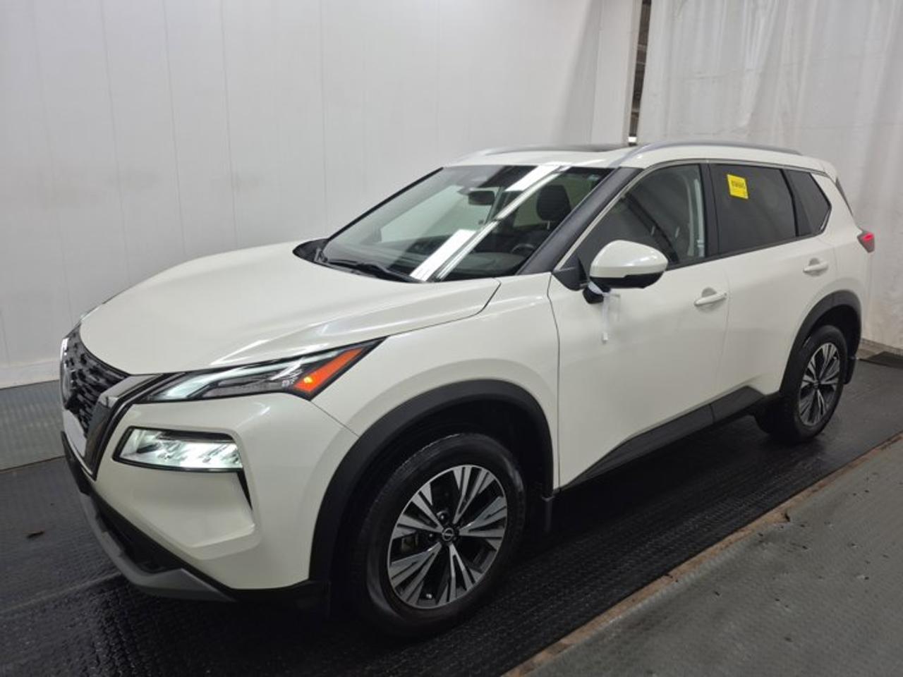 2023 Nissan Rogue SV Moonroof AWD | Pano Roof | Heated Seats + Steering | CarPlay | Remote Start | and More ! Photo