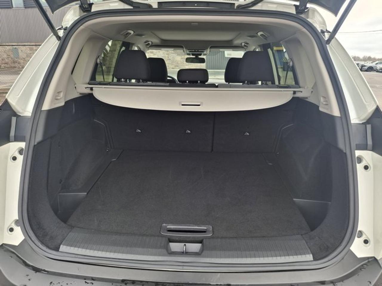 2023 Nissan Rogue SV AWD | Pano Roof | Heated Seats + Steering | CarPlay | Remote Start | and More ! Photo