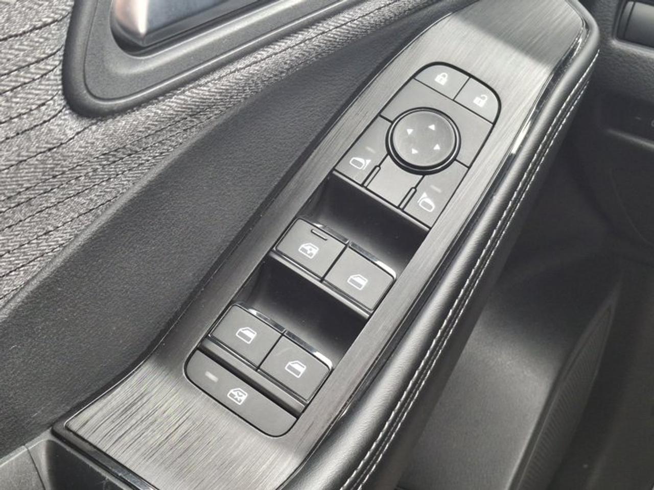 2023 Nissan Rogue SV AWD | Pano Roof | Heated Seats + Steering | CarPlay | Remote Start | and More ! Photo