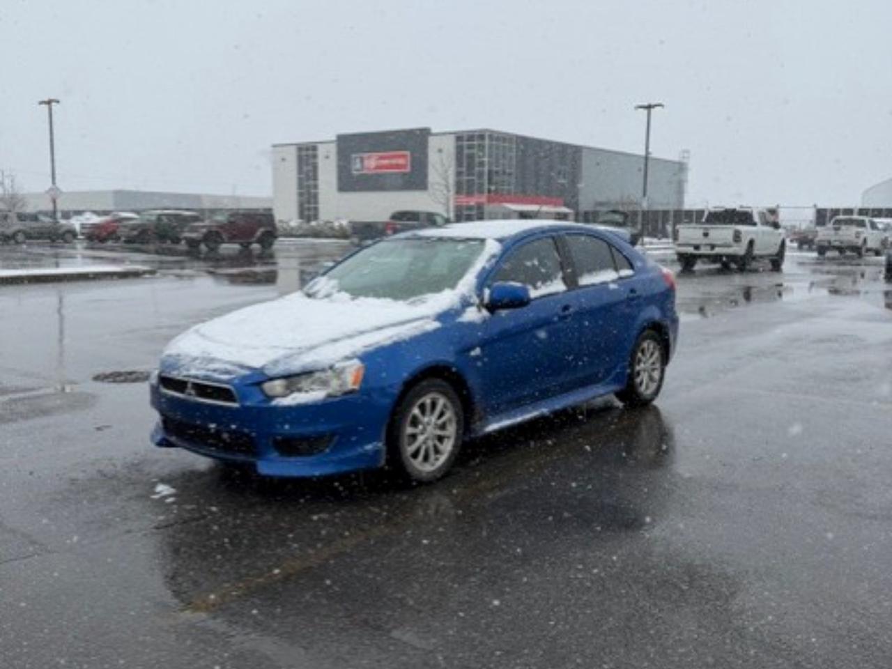 À vendre chez Kenny La Prairie : 2011 Mitsubishi Lancer Sportback ES, parfaite pour ceux qui cherchent un excellent rapport qualité-prix! Dotée dun moteur 2.0L L4 SOHC 16V, cette voiture roule très bien pour son kilométrage. Vendue telle quelle, vous économisez sur le prix dachat et pouvez la faire inspecter pour la mettre à votre goût et à la route. Profitez dune conduite sportive, dun espace pratique et dun style unique à petit prix. Passez la voir dès aujourdhui!