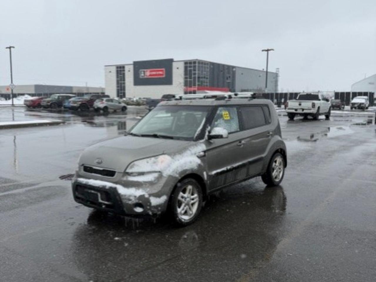 Découvrez la polyvalence et le style urbain avec cette 2011 KIA Soul Sport, offerte chez Kenny La Prairie! Dotée dun moteur 2.0L L4 DOHC 16V, cette voiture roule très bien et vous offre une conduite dynamique à petit prix. Vendue telle quelle, cest loccasion parfaite déconomiser  il ne vous reste quà faire vérifier la sécurité pour la mettre sur la route. À noter : il suffit de remplacer la suspension avant côté passager, cest tout. Profitez de cette aubaine et repartez au volant dune KIA Soul Sport fiable et pleine de caractère!
