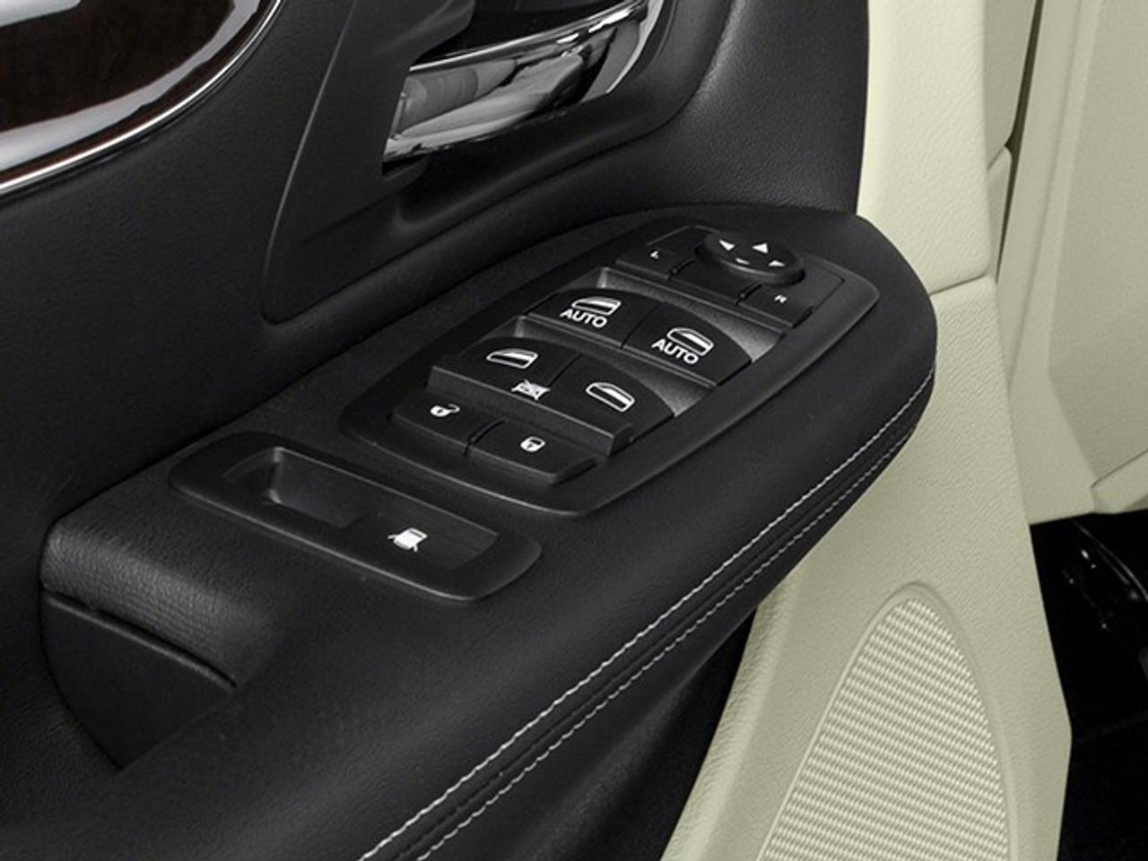 2013 Chrysler Town & Country 4DR WGN TOURING Photo