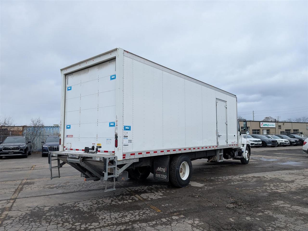 2024 Hino L6 26 FT CARGO - POWER TAILGATE - SIDE DOOR Photo4