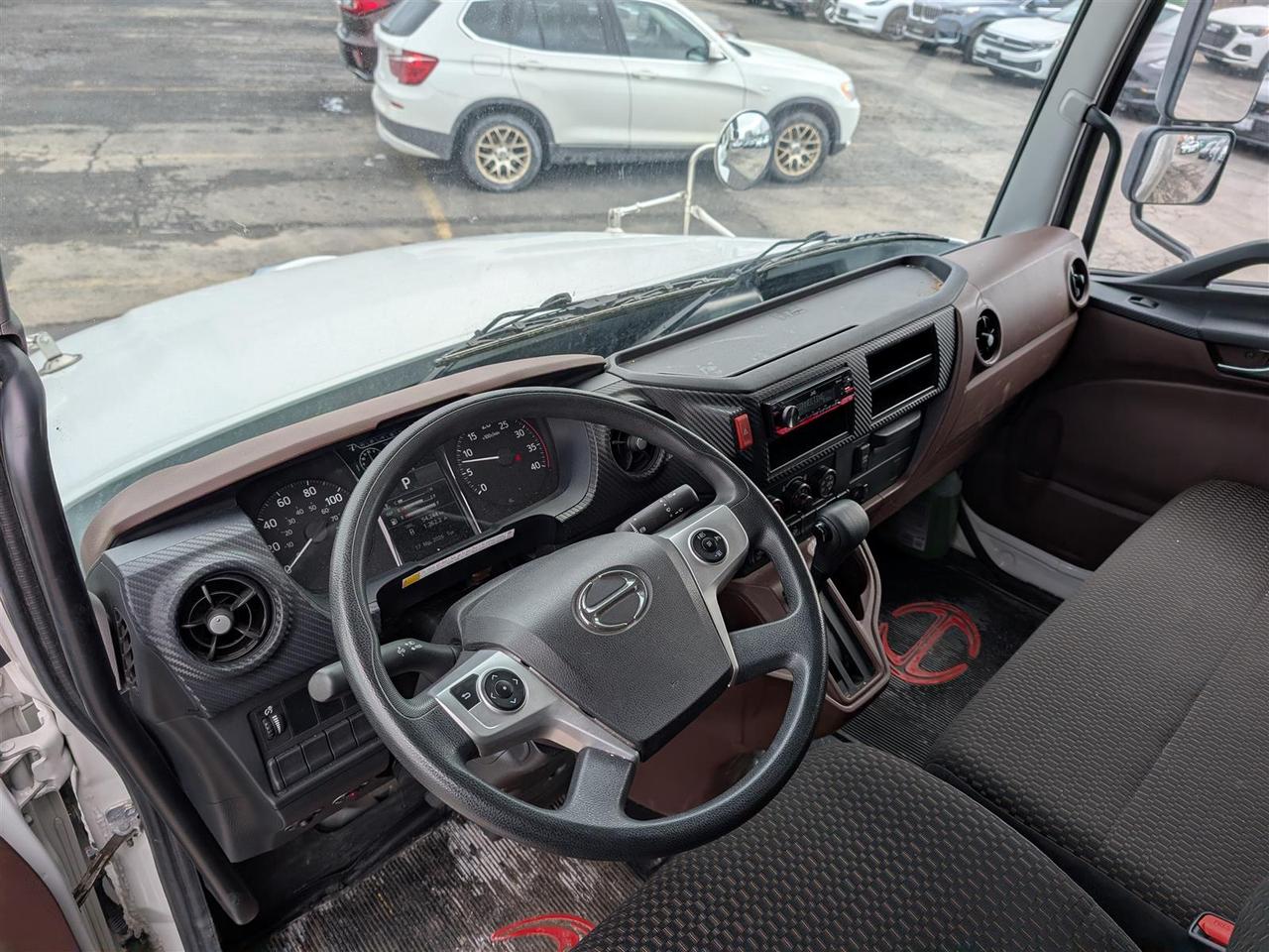 2024 Hino L6 26 FT CARGO - POWER TAILGATE - SIDE DOOR Photo