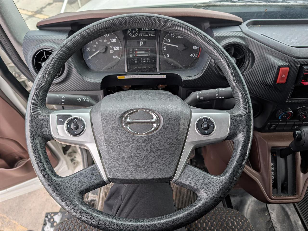 2024 Hino L6 26 FT CARGO - POWER TAILGATE - SIDE DOOR Photo