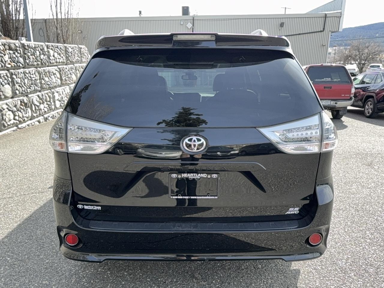 2020 Toyota Sienna SE AWD Photo