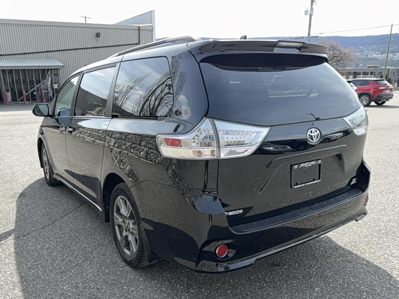 2020 Toyota Sienna SE AWD Photo