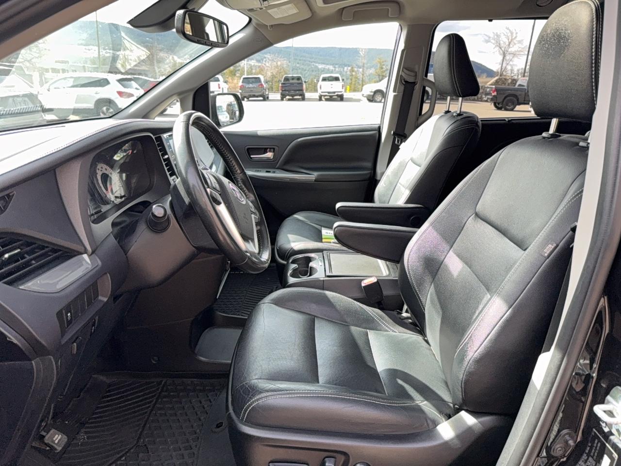 2020 Toyota Sienna SE AWD Photo