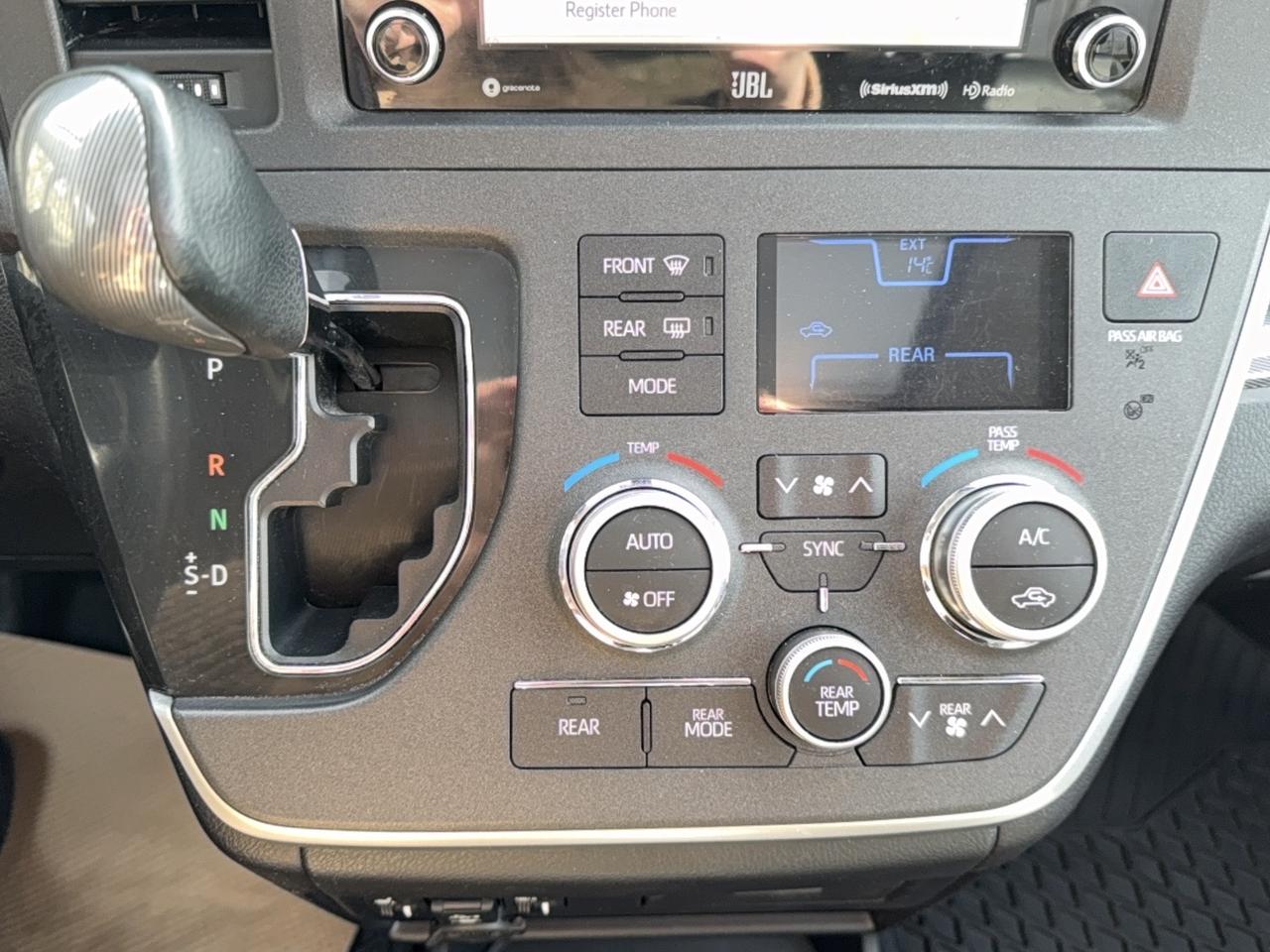 2020 Toyota Sienna SE AWD Photo
