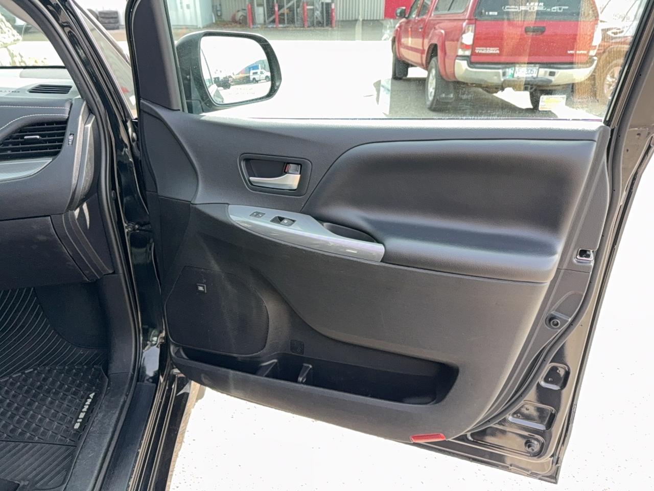 2020 Toyota Sienna SE AWD Photo