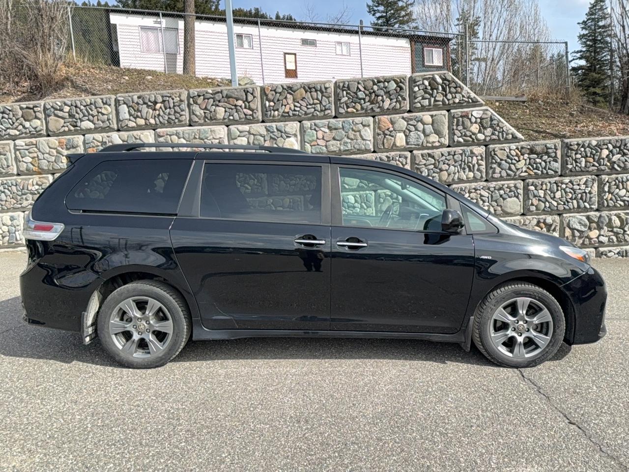 2020 Toyota Sienna SE AWD Photo