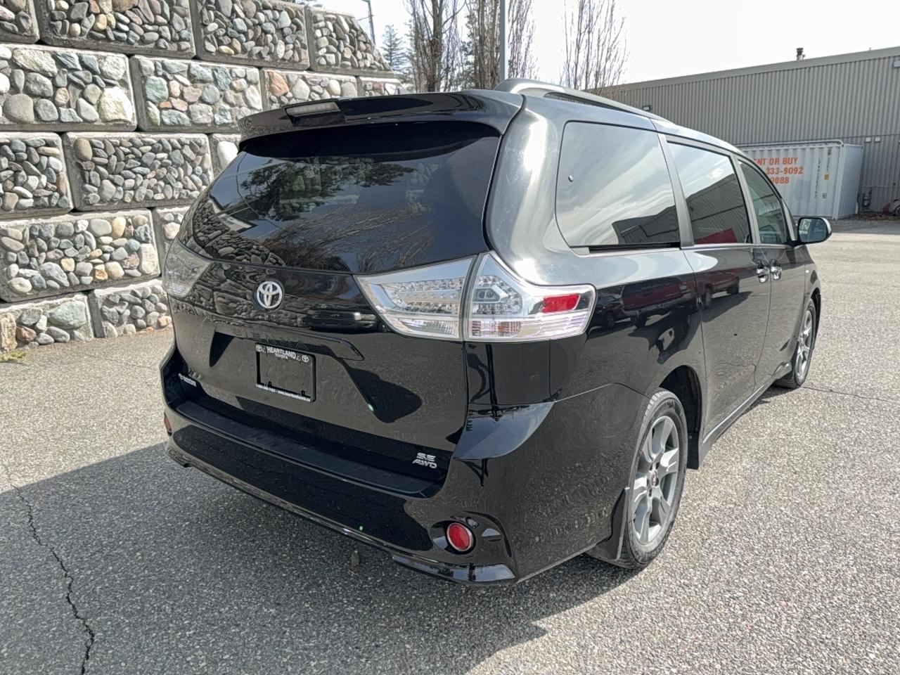 2020 Toyota Sienna SE AWD Photo