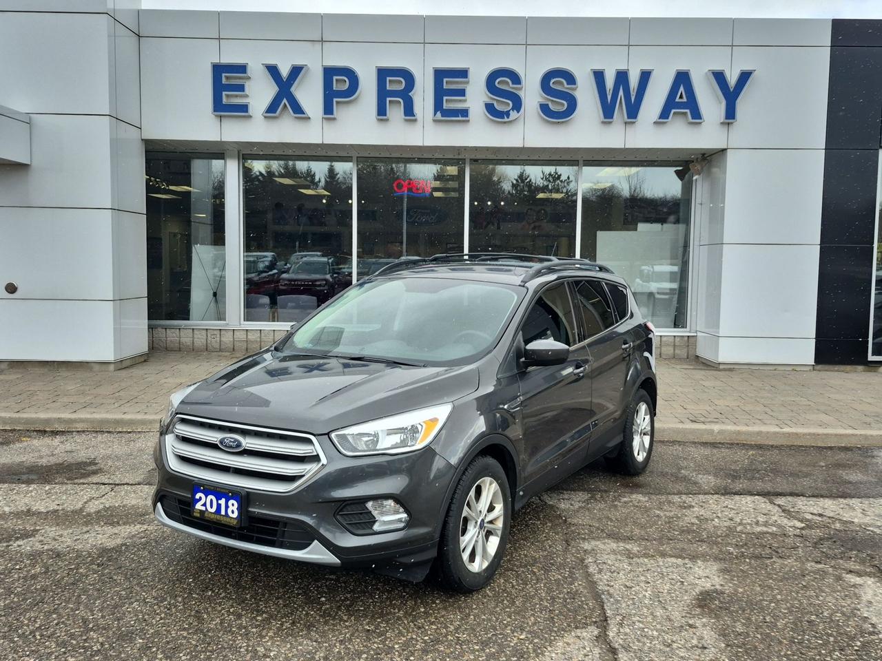 2018 Ford Escape LOCAL TRADE, LOW KM'S! SE MODEL, LIKE NEW! Photo0
