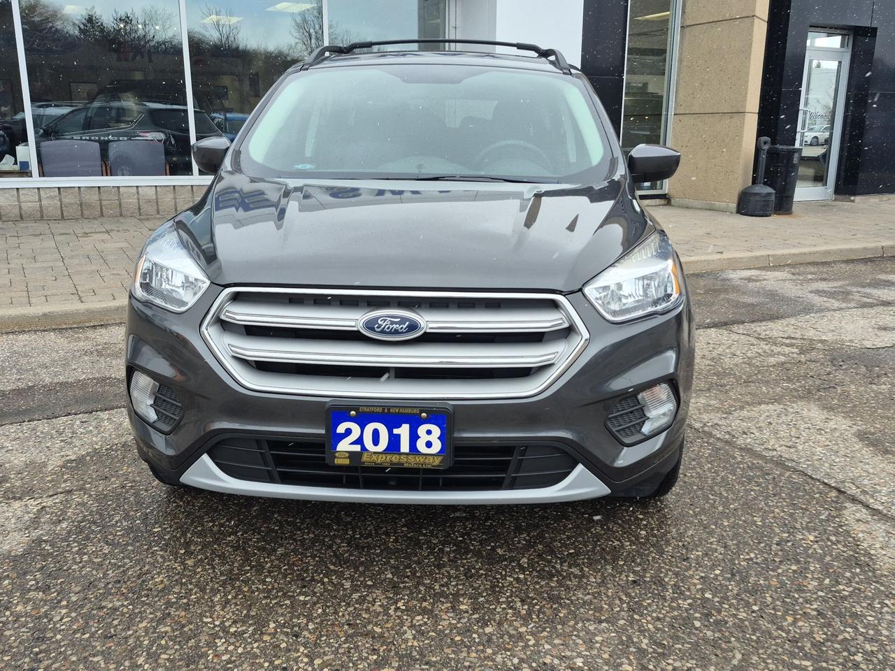 2018 Ford Escape LOCAL TRADE, LOW KM'S! SE MODEL, LIKE NEW! Photo2