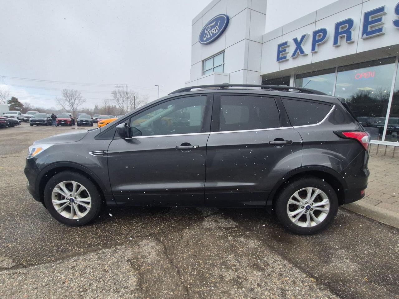 2018 Ford Escape LOCAL TRADE, LOW KM'S! SE MODEL, LIKE NEW! Photo