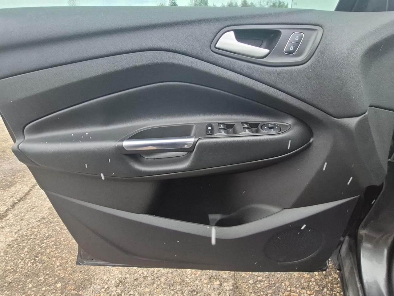 2018 Ford Escape LOCAL TRADE, LOW KM'S! SE MODEL, LIKE NEW! Photo