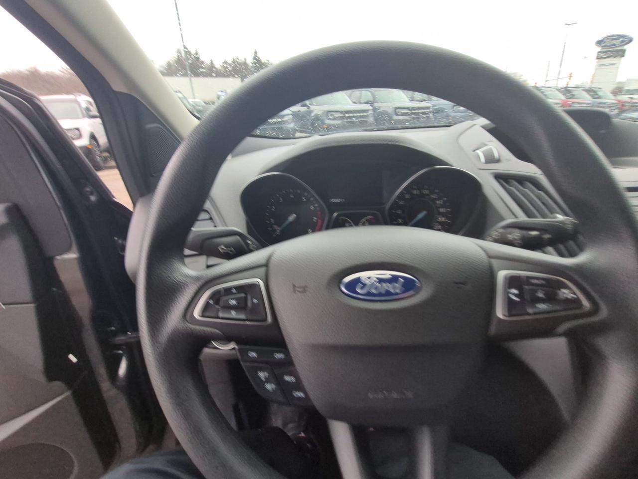 2018 Ford Escape LOCAL TRADE, LOW KM'S! SE MODEL, LIKE NEW! Photo