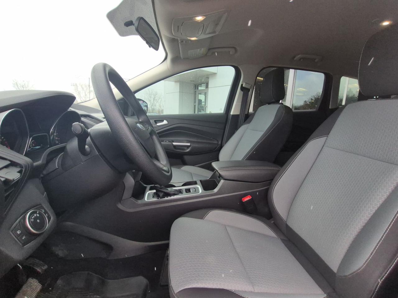 2018 Ford Escape LOCAL TRADE, LOW KM'S! SE MODEL, LIKE NEW! Photo