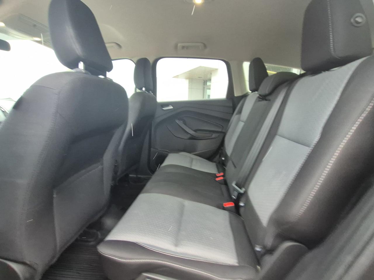 2018 Ford Escape LOCAL TRADE, LOW KM'S! SE MODEL, LIKE NEW! Photo