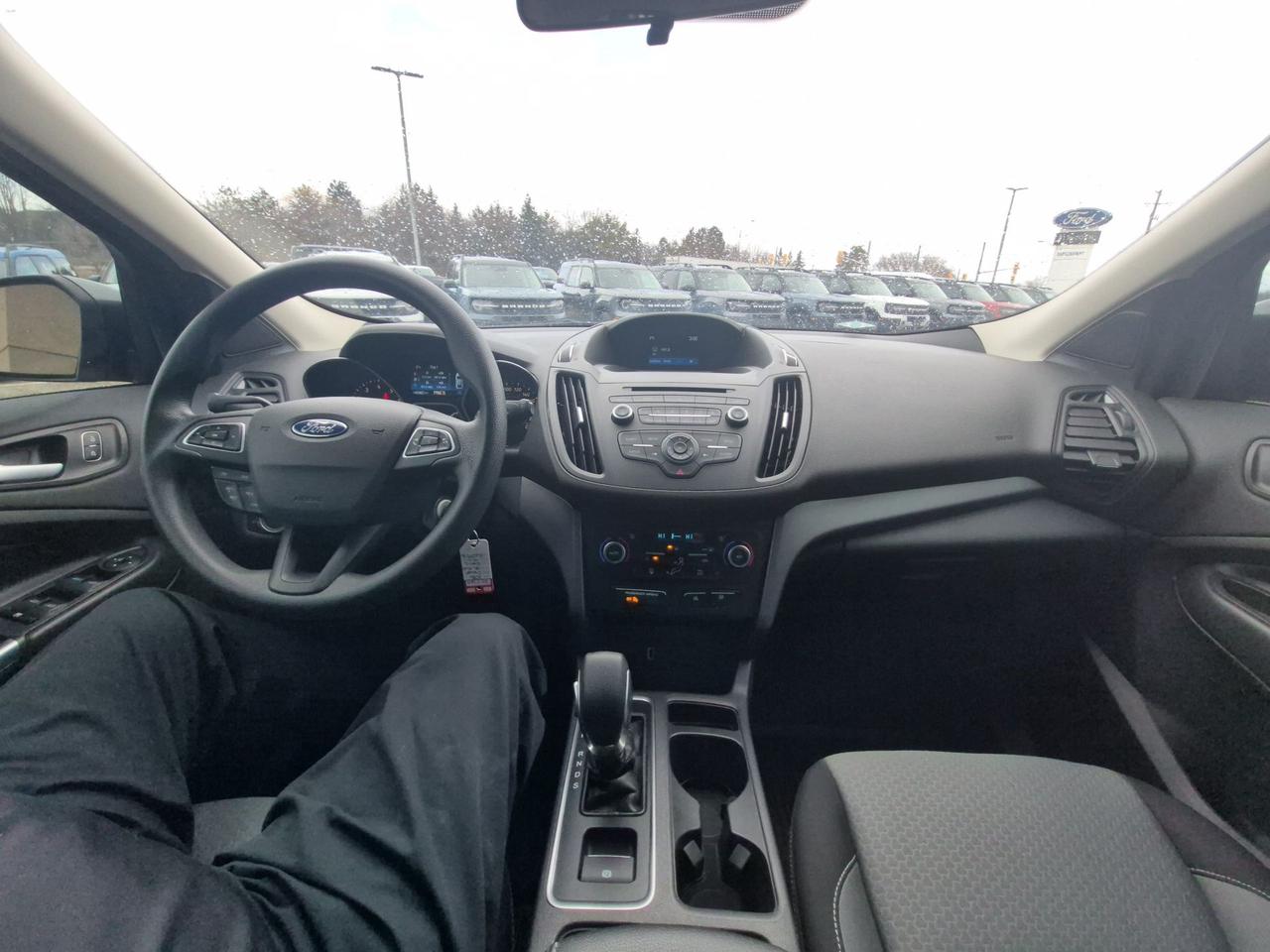 2018 Ford Escape LOCAL TRADE, LOW KM'S! SE MODEL, LIKE NEW! Photo