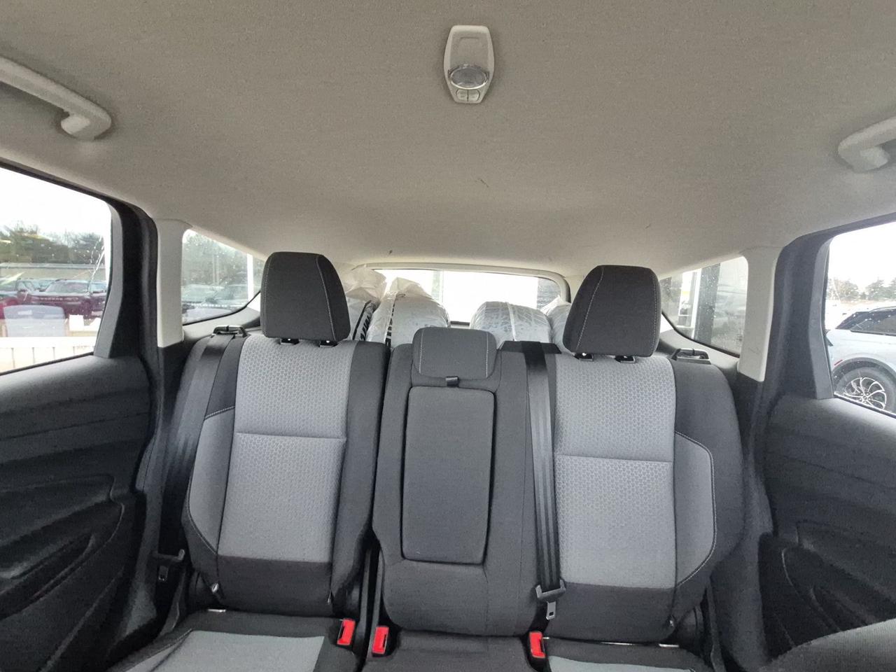 2018 Ford Escape LOCAL TRADE, LOW KM'S! SE MODEL, LIKE NEW! Photo