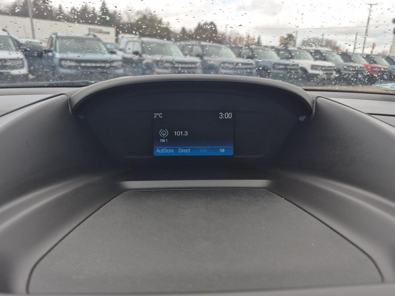 2018 Ford Escape LOCAL TRADE, LOW KM'S! SE MODEL, LIKE NEW! Photo