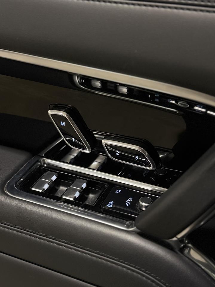 2023 Land Rover Range Rover SE Photo