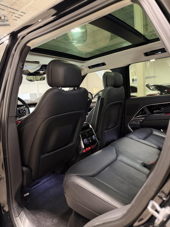 2023 Land Rover Range Rover SE Photo