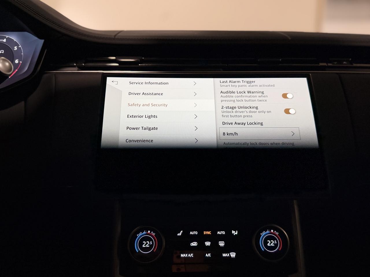 2023 Land Rover Range Rover SE Photo