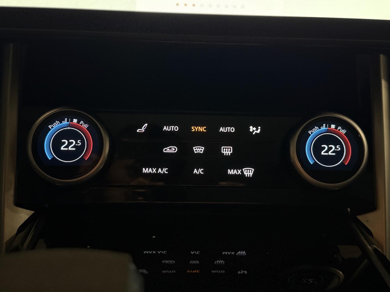 2023 Land Rover Range Rover SE Photo