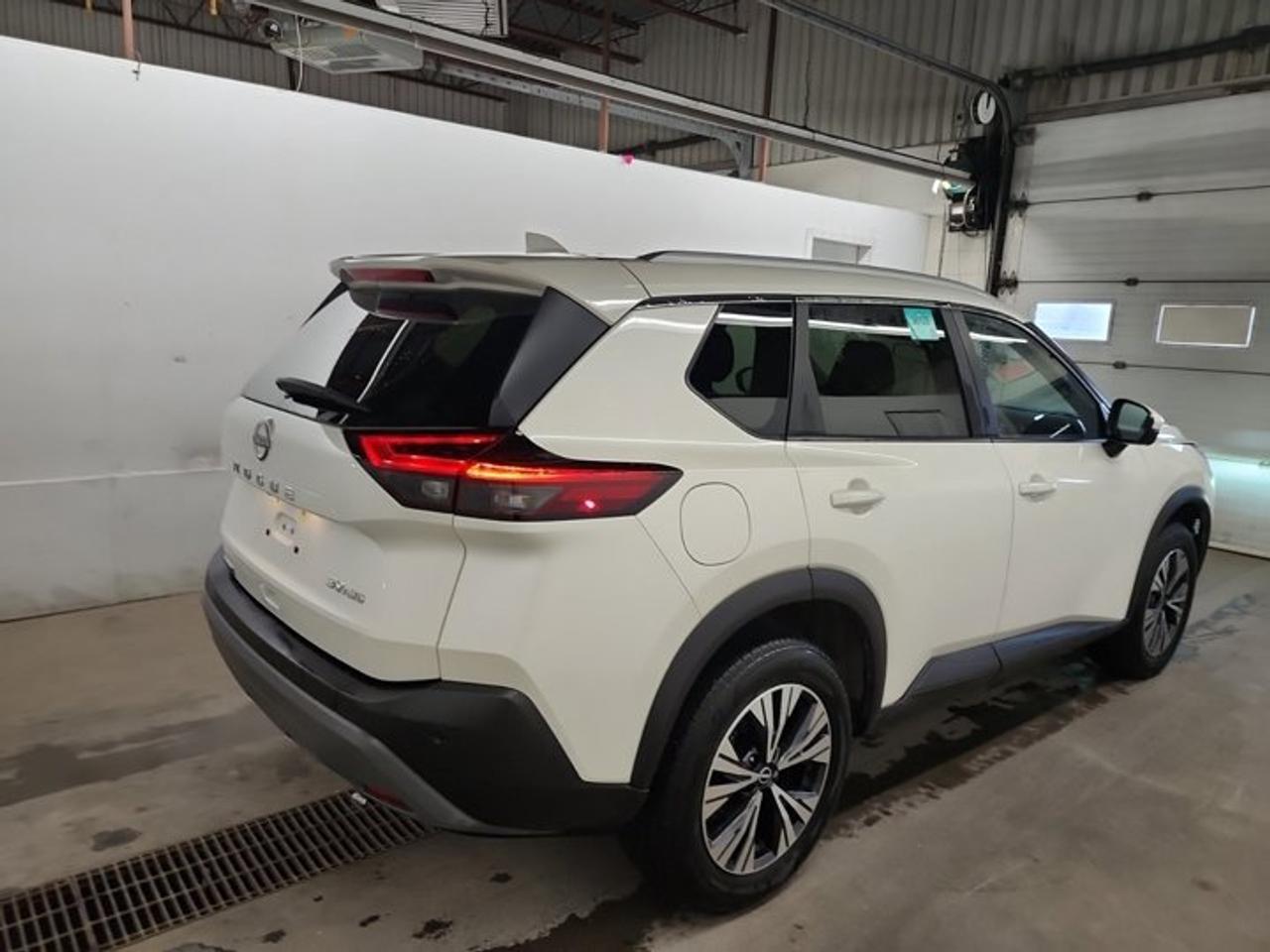 2023 Nissan Rogue SV AWD | Sunroof | 360 Camera | Remote Start | CarPlay + Android | Power Seats | and More ! Photo3