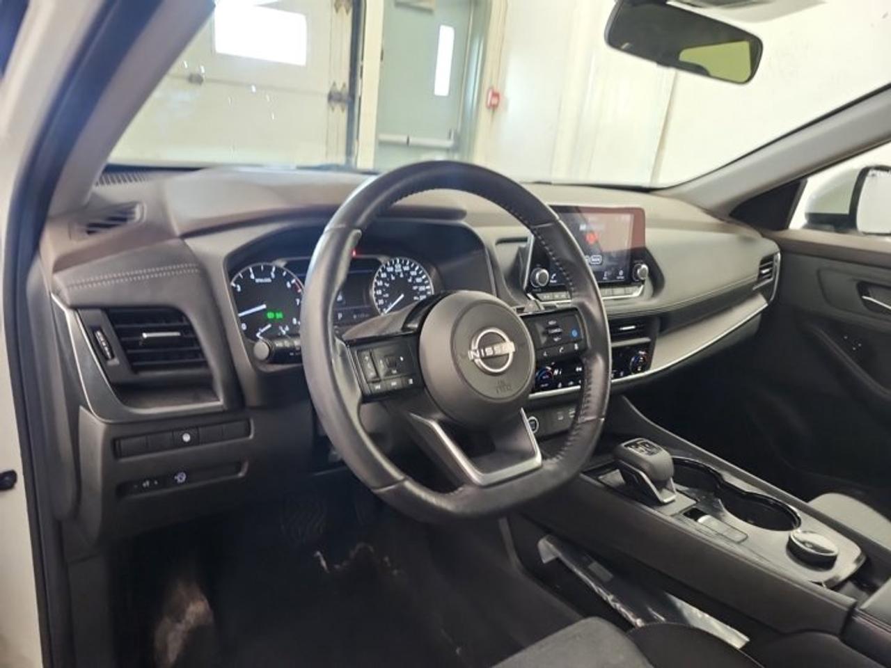 2023 Nissan Rogue SV AWD | Sunroof | 360 Camera | Remote Start | CarPlay + Android | Power Seats | and More ! Photo