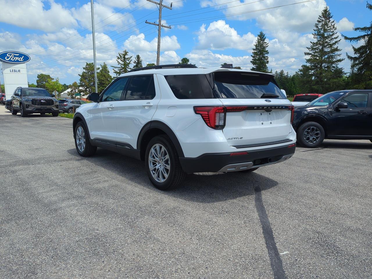 2026 Ford Explorer Active 4WD Photo3